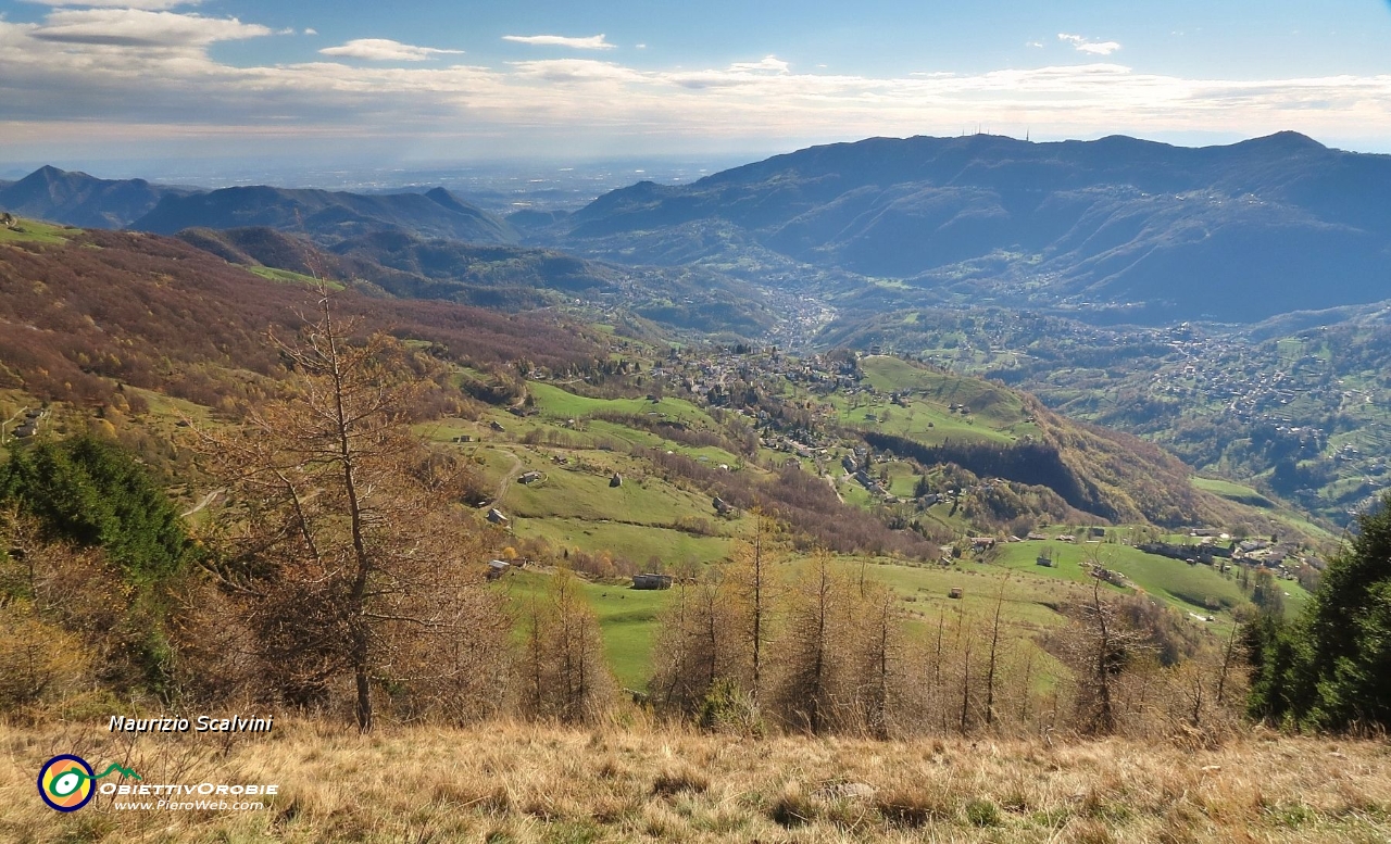 23 Panorama dalla Malga Cucco. La Valle Imagna....JPG